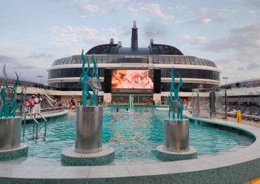 Barcelona, İspanya - 26 Eylül 2025: MSC World Europa yolcu gemisinin yüzme havuzu alanı, İtalya 'da inşa edilen büyük yolcu gemisi.