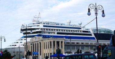 Trieste, İtalya - 26 Eylül 2025: Seyahat gemisi AIDA mavi Trieste, İtalya 'da 26 Eylül 2025 tarihinde