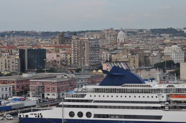 Napoli limanı, İtalya limanında feribot.