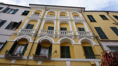 Sanremo, İtalya - Sanremo 'nun merkez caddesinde palmiyeli bir bina