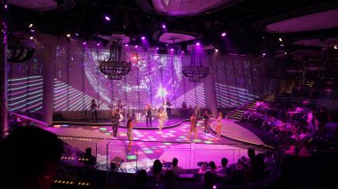 Barcelona, İspanya - 26 Eylül 2025: MSC World Europa adlı yolcu gemisindeki Panorama Lounge.