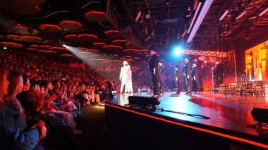 Barcelona, İspanya - 26 Eylül 2025: MSC World Europa adlı yolcu gemisiyle yolcu gemisinde yapılan tiyatro gösterisi.