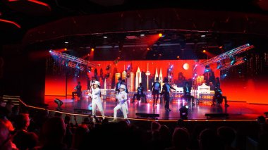 Barcelona, İspanya - 26 Eylül 2025: MSC World Europa adlı yolcu gemisiyle yolcu gemisinde yapılan tiyatro gösterisi.