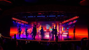 Barcelona, İspanya - 26 Eylül 2025: MSC World Europa adlı yolcu gemisiyle yolcu gemisinde yapılan tiyatro gösterisi.