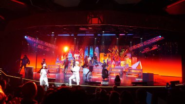 Barcelona, İspanya - 26 Eylül 2025: MSC World Europa adlı yolcu gemisiyle yolcu gemisinde yapılan tiyatro gösterisi.