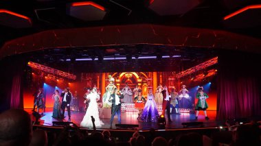 Barcelona, İspanya - 26 Eylül 2025: MSC World Europa adlı yolcu gemisiyle yolcu gemisinde yapılan tiyatro gösterisi.