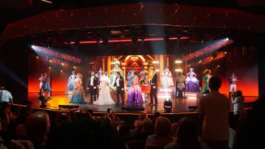 Barcelona, İspanya - 26 Eylül 2025: MSC World Europa adlı yolcu gemisiyle yolcu gemisinde yapılan tiyatro gösterisi.