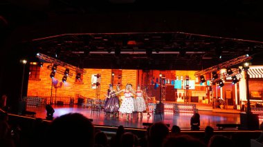 Barcelona, İspanya - 26 Eylül 2025: MSC World Europa adlı yolcu gemisiyle yolcu gemisinde yapılan tiyatro gösterisi.