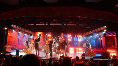 Barcelona, İspanya - 26 Eylül 2025: MSC World Europa adlı yolcu gemisiyle yolcu gemisinde yapılan tiyatro gösterisi.