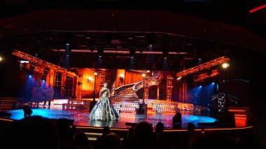 Barcelona, İspanya - 26 Eylül 2025: MSC World Europa adlı yolcu gemisiyle yolcu gemisinde yapılan tiyatro gösterisi.