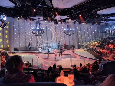 Barcelona, İspanya - 26 Eylül 2025: MSC World Europa adlı yolcu gemisindeki Panorama Lounge.