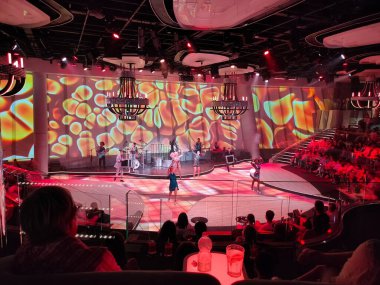 Barcelona, İspanya - 26 Eylül 2025: MSC World Europa adlı yolcu gemisindeki Panorama Lounge.