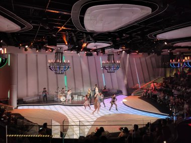 Barcelona, İspanya - 26 Eylül 2025: MSC World Europa adlı yolcu gemisiyle yolcu gemisinde yapılan tiyatro gösterisi.