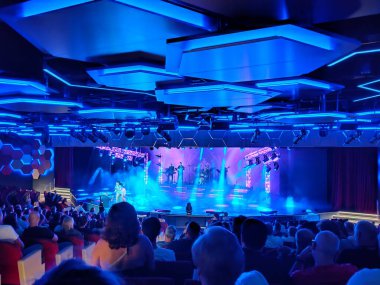 Barcelona, İspanya - 26 Eylül 2025: MSC World Europa adlı yolcu gemisiyle yolcu gemisinde yapılan tiyatro gösterisi.