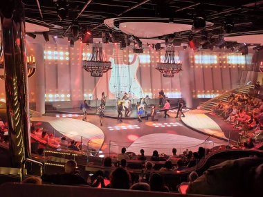 Barcelona, İspanya - 26 Eylül 2025: MSC World Europa adlı yolcu gemisindeki Panorama Lounge.