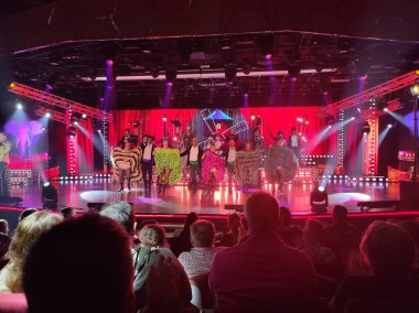 Barcelona, İspanya - 26 Eylül 2025: MSC World Europa adlı yolcu gemisiyle yolcu gemisinde yapılan tiyatro gösterisi.