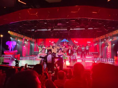 Barcelona, İspanya - 26 Eylül 2025: MSC World Europa adlı yolcu gemisiyle yolcu gemisinde yapılan tiyatro gösterisi.