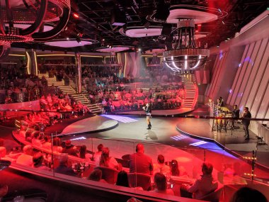 Barcelona, İspanya - 26 Eylül 2025: MSC World Europa adlı yolcu gemisindeki Panorama Lounge.