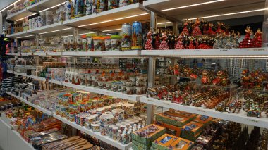 Barselona, İspanya - 23 Mayıs 2023: Trencadis tekniği, geleneksel Katalan mozaik tekniği, Barselona hediye dükkanının vitrininde yapılmış renkli hatıralar.