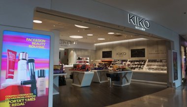 Barcelona, İspanya - 26 Eylül 2025: Maremagnum alışveriş merkezi - KIKO MILANO Kozmetik Mağazası