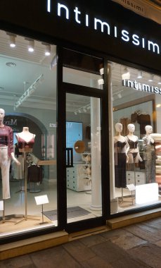 Bari, İtalya - 10 Mayıs 2025: Bari şehir merkezindeki Intimissimi marka mağazasının pencerelerinin dış görünümü