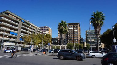 Salerno, İtalya - 21 Eylül 2025: Santa Teresa plajında yürüyen ve bisikletle gezen insanlarla dolu bahçelerin manzarası.