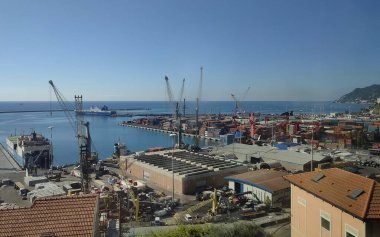 Salerno, İtalya - 21 Eylül 2025: Konteyner gemileri, yük ve vinçleri Salerno sanayi limanında, konteyner terminalinin önüne park etmiş kamyonlarla birlikte.