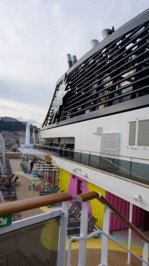 Barselona, İspanya - 26 Eylül 2025: Yolcu gemisi MSC World Europa 'daki barın içi