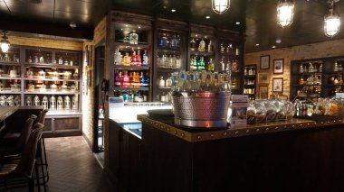 Barselona, İspanya - 26 Eylül 2025: Yolcu gemisi MSC World Europa 'daki barın içi