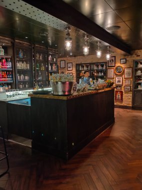 Barselona, İspanya - 26 Eylül 2025: Yolcu gemisi MSC World Europa 'daki barın içi