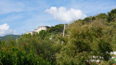 İtalya 'da güzel bir yaz gününde eski Ventimiglia kasabasında renkli evler