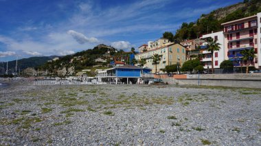 İtalya 'da güzel bir yaz gününde eski Ventimiglia kasabasında renkli evler