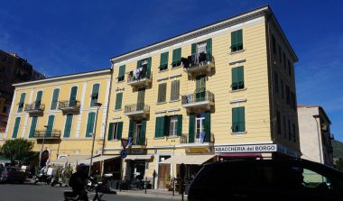 Ventimiglia, İtalya - 28 Eylül 2025: Imperia Liguria bölgesinde İtalya 'nın Ventimiglia kentindeki sahil ve okyanusa uzanan renkli bir cadde.