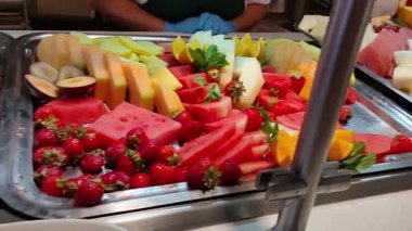 Soyut lüks yolcu gemisinde yemek odası büfesi. Modern yolcu konseptinde sağlıklı kahvaltı - taze meyve