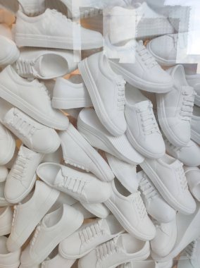 Duvardaki beyaz spor ayakkabıların detaylarını kapat. Sıradan moda tarzı minimalist ayakkabılar..