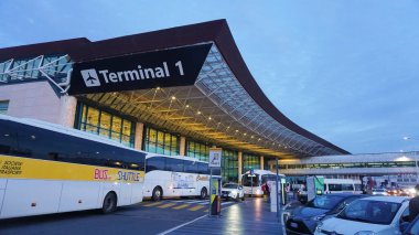Roma, İtalya - 19 Aralık 2025: Roma Fiumicino Havaalanı 'ndaki Terminal 1' in kalkış girişi 19 Aralık 2025