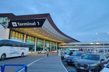Roma, İtalya - 19 Aralık 2025: Roma Fiumicino Havaalanı 'ndaki Terminal 1' in kalkış girişi 19 Aralık 2025