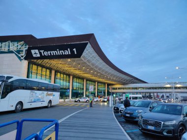 Roma, İtalya - 19 Aralık 2025: Roma Fiumicino Havaalanı 'ndaki Terminal 1' in kalkış girişi 19 Aralık 2025