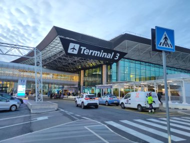 Roma, İtalya - 19 Aralık 2025: Roma Fiumicino Havaalanı 'nda Terminal 3' ün kalkış girişi 19 Aralık 2025