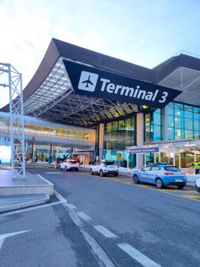 Roma, İtalya - 19 Aralık 2025: Roma Fiumicino Havaalanı 'nda Terminal 3' ün kalkış girişi 19 Aralık 2025