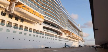 Palma de Mallorca, İspanya - 16 Aralık 2025: Barcelona limanı, Cruise gemisi Costa Smeralda, Palma de Mallorca, İspanya