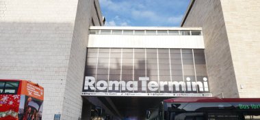 Roma, İtalya - 19 Aralık 2025: Termini Tren İstasyonu 'nun 19 Aralık 2025 tarihinde Roma, İtalya' ya girişinin dış görüntüsü