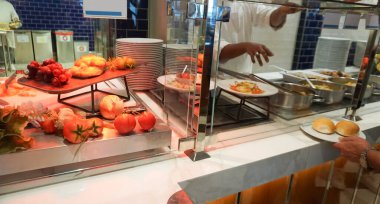 Soyut lüks yolcu gemisinde yemek odası büfesi. Modern yolcu gemisinde sağlıklı yiyecekler