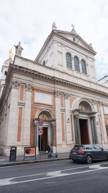 Roma, İtalya - 19 Aralık 2025: Bazilika Del Sacro Cuore Di Ges a Castro Pretorio, Kurtarıcı İsa heykeli. Via Marsala 'daki Roma Katolik Kilisesi.