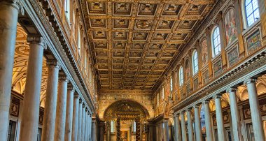 Roma, İtalya - 19 Aralık 2025: Santa Maria Maggiore olarak da bilinen Aziz Mary Bazilikası 'nın iç görünümü. Roma 'nın dört büyük bazilikasından biridir..