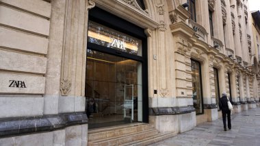 Palma, Mallorca, İspanya - 16 Aralık 2025: İspanyol markası Zara mağazası Palma, Mallorca, İspanya, 16 Aralık 2025