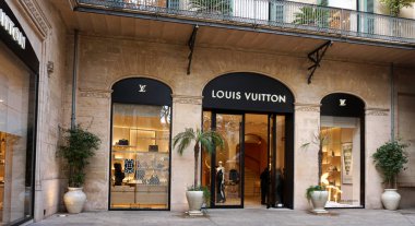 Palma, Mallorca, İspanya - 16 Aralık 2025: Louis Vuitton, İspanya 'nın Mallorca kentindeki mağazada 16 Aralık 2025 tarihinde reklam için imza attı.