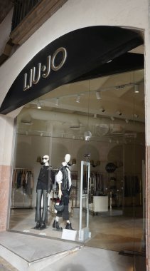 Palma, Mallorca, İspanya - 16 Aralık 2025: Palma, Mallorca, İspanya 'daki Liu Jo Uomo moda mağazasının logosu, 16 Aralık 2025