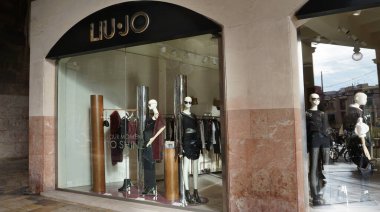 Palma, Mallorca, İspanya - 16 Aralık 2025: Palma, Mallorca, İspanya 'daki Liu Jo Uomo moda mağazasının logosu, 16 Aralık 2025