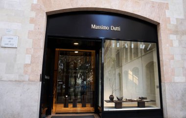 Palma, Mallorca, İspanya - 16 Aralık 2025: Palma, Mallorca, İspanya 'daki Massimo Dutti moda butiği logosu